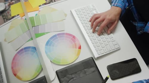 Junge Frau arbeitet in einem kreativen Büro