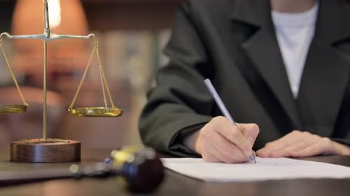 Primer plano de una jueza que escribe un veredicto en el cargo