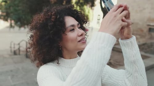 De cerca, una joven toma una foto
