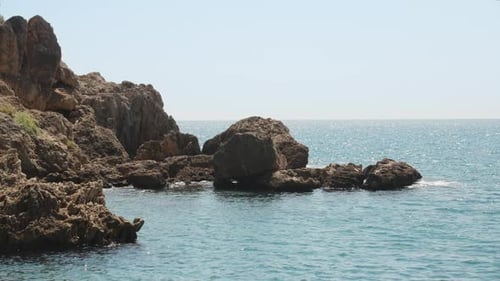 Hohe Felsen und riesige Felsen im Meer. Möwe
.