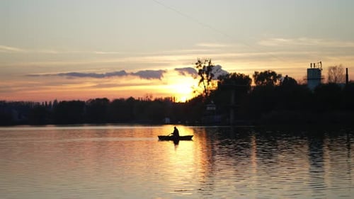 La rivière sur laquelle navigue un bateau au coucher du soleil