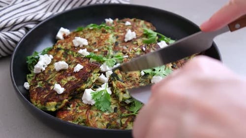 Crêpes aux courgettes vertes à la feta et à la coriandre.