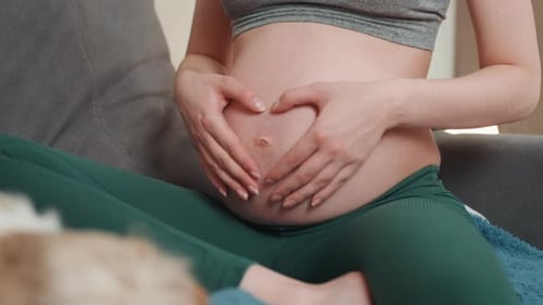 Gros plan de la future mère montrant son lien maternel Moment tendre capturant la maternité