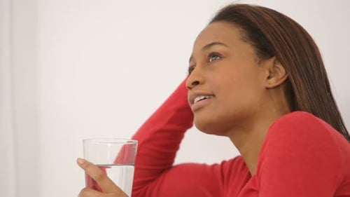 Mujer bebiendo un vaso de agua