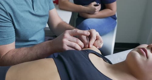 Vidéo d'un acupuncteur traitant l'acupuncture pour jeunes clients