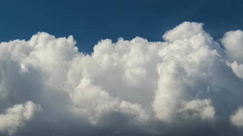 Timelapse de nuvens tempestuosas de cumulus se formando antes da tempestade no céu escuro se movendo e mudando