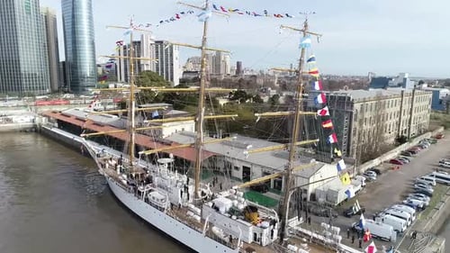 Vista aérea da Frigate Freedom com fundo da cidade. Buenos Aires, Argentina.