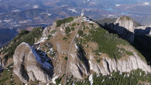 Vue aérienne du pic Toaca par drone en hiver. Parc national du massif de Ceahlatu
, Roumanie