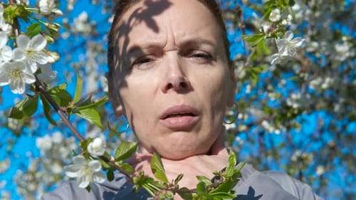 Femme souffrant d'asthme bronchique dans un parc