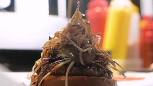Koch macht köstlichen Burger aus nächster Nähe
