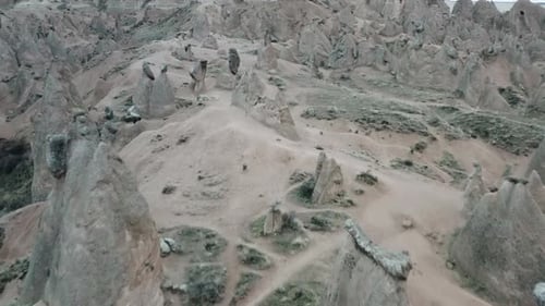 Panoramablick auf natürliche Felsformationen in Kappadokien, Türkei
