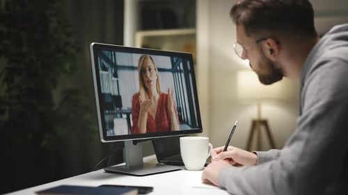 Mann auf Videochat Noticing