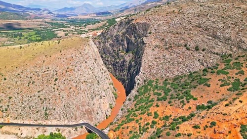 Rivière Brown qui traverse un vaste canyon - Vue aérienne 2K