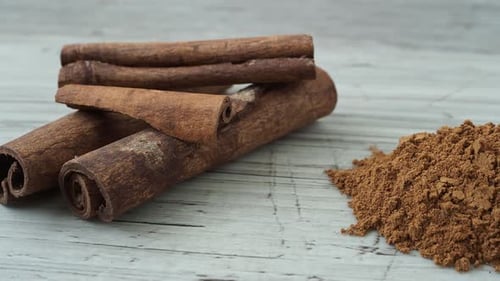 Ground cinnamon and cinnamon sticks (Cinnamomum zeylanicum)
