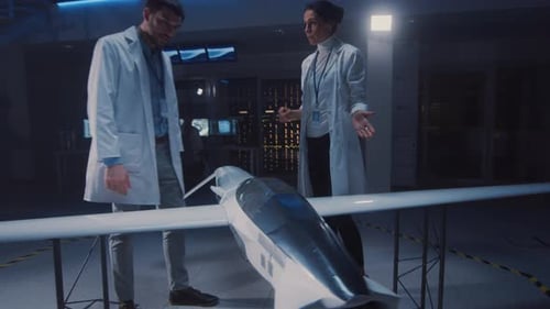 Réunion des ingénieurs aérospatiaux travaillant sur un prototype de véhicule aérien sans pilote/Drone. Sciences de l'aviation