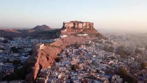 Vue aérienne vidéo 4k par Drone du village de Blue City à Jodhpur, Rajasthan, Inde au lever du soleil