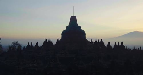 Magelang, 26. Juli 2021, Silhouette des Borobudur-Tempels mit Berghintergrund