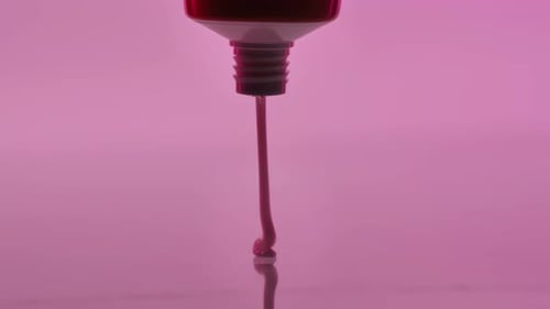 Primer plano creativo de crema sobre un fondo rosa