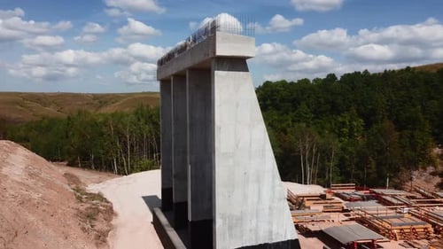 Sitio de construcción equipado con maquinaria y soporte terminado