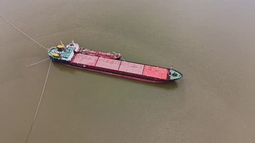 Das Frachtschiff wartet auf der Werft auf Be- und Entladeaufgaben