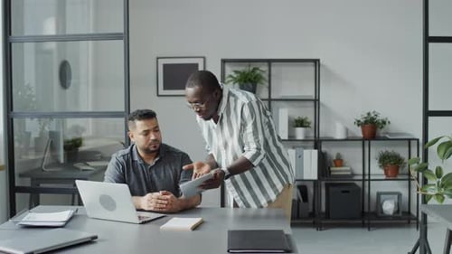 Un homme noir qui parle du travail de ses collègues
