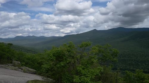 Une photo panoramique prise depuis le sommet rocheux d'une montagne du New Hampshire (Welch Dickey) révèle une chaîne de montagnes