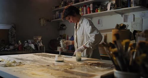 Cliché cinématographique d'une artiste créative féminine, peintre concentrée et inspirée, peinture abstraite moderne
