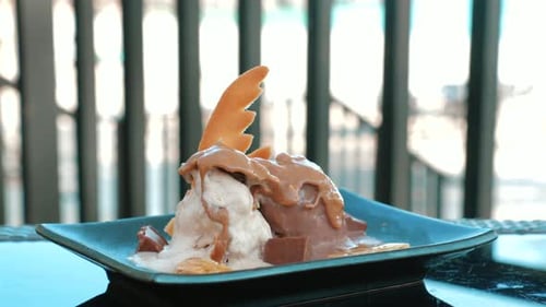 Sabroso helado con gofres derretidos en un plato blanco