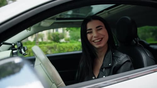 Mujer riendo en el coche