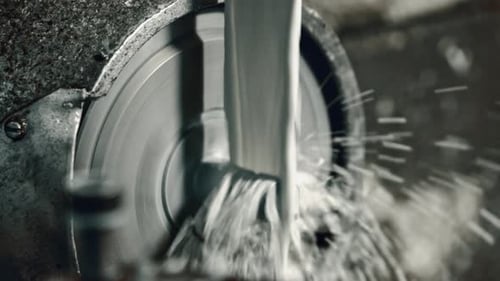 Corte de precisión de varillas de acero mediante sierra metálica industrial