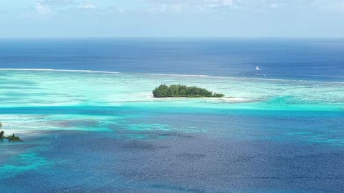 Bora Bora, Französisch-Polynesien. Drohnenaufnahme einer kleinen unbewohnten Insel in der Lagune