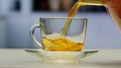 Argousier, baies saines pour le thé, boisson, baies mûres surgelées dans un bocal en verre et branches avec