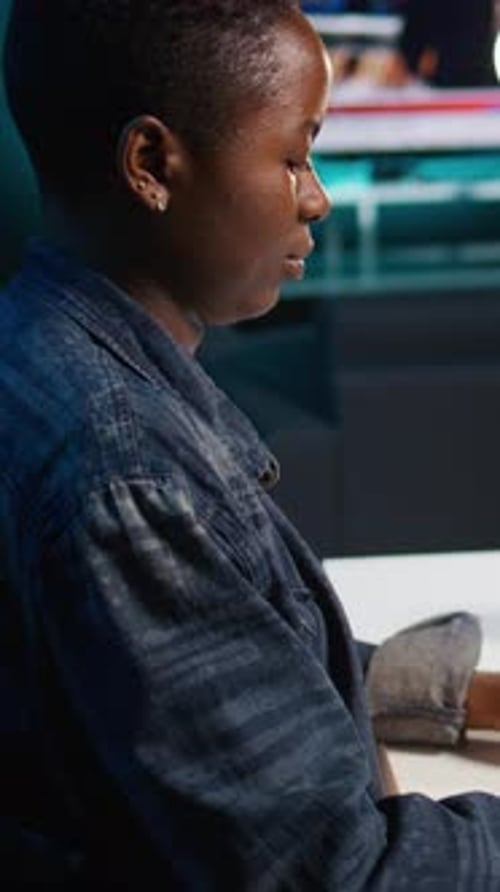 Vertikaler Video-Telearbeiter verwendet Laptop zum Codieren für die Softwareentwicklung