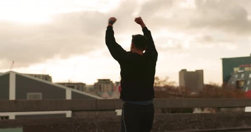 Celebración del fitness, la ciudad y la espalda del hombre por la libertad de hacer ejercicio y el éxito en la carrera