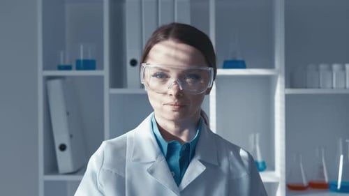 Scientifique dévoué et concentré travaillant avec diligence dans un environnement de laboratoire équipé de