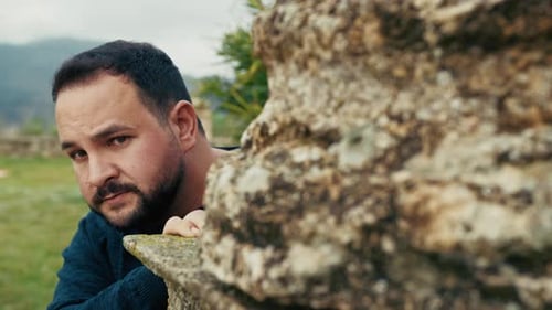 Homem com medo de se esconder de alguém