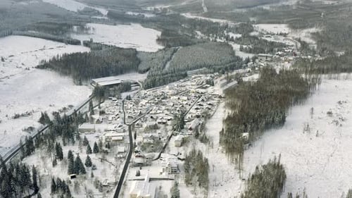 L'hiver dans le parc national du Harz. Vue aérienne par drone du village idyllique de Schierke au fond