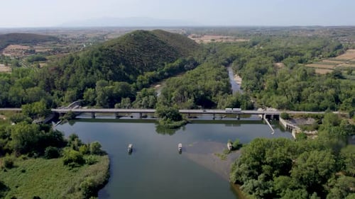 Puente Nestos en Toxotes Xanthi, Grecia, vista aérea en Dolly de una carretera que pasa por un río en un entorno natural