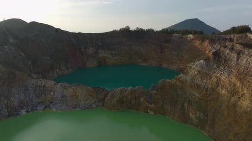 Vista aérea del lago del cráter volcánico, Kelimutu, Flores, Indonesia.