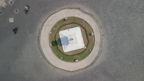 Tugu-Denkmal in Yogyakarta mit Straßenverkehr, Luftaufnahme von oben nach unten