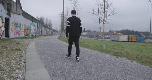 Junger Mann geht alleine durch die Nachbarschaft
