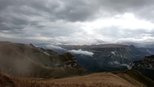 les nuages parcourent les montagnes. Timelapse.