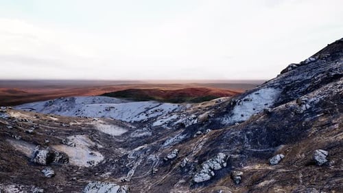 Vista de las montañas arenosas amarillas y oxidadas