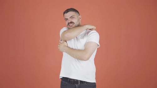 El hombre que mira a la cámara tiene comezón.
