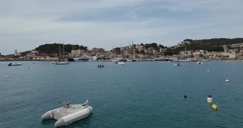 Drohne fliegt über Boote und Wasser von Port Soller auf Mallorca, Spanien