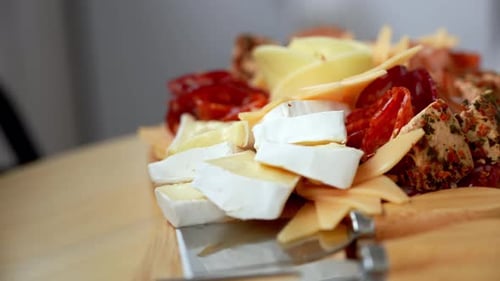Food Trend Gift Aperitivo, idée de fête, apéritifs, planche à pâturer en bois avec différents antipasti
