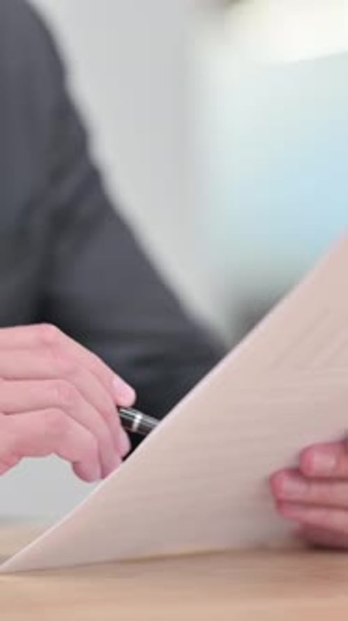 Geschäftsmann liest Dokumente, Papierkram, vertikales Video