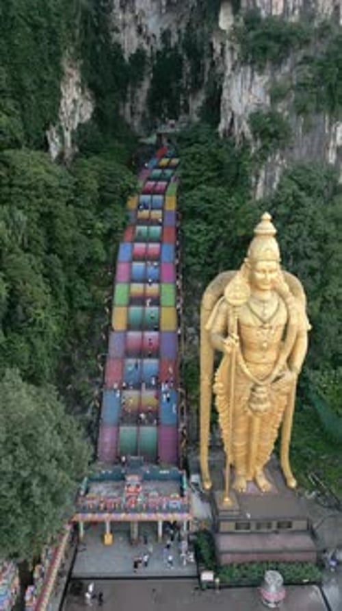 Vue aérienne des grottes de Batu et de la statue dorée de Murugan à Kuala Lumpur en Malaisie