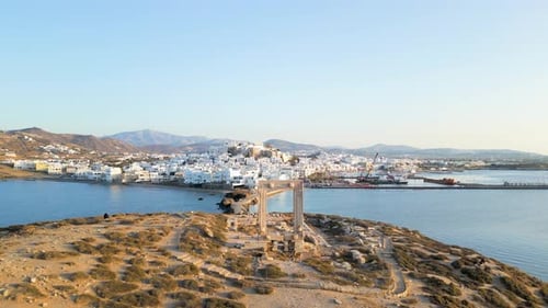 Vue aérienne du port de Naxos et de la porte de Portara, en Grèce.