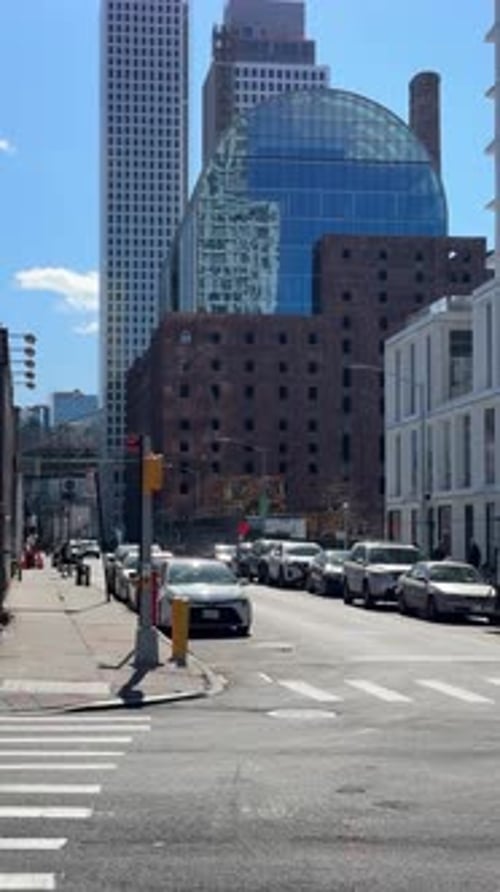 Imagens de rua da Kent Avenue, Brooklyn, capturando a vida urbana com carros, pedestres e surrou